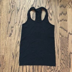 Lululemon size 4 black swiftly tank EUC